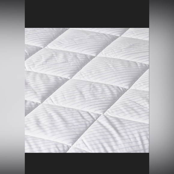 Casaluna cool plush Mattress padWhite
quilted design/Waterproof/Moisture-wicking - Picture 3 of 7